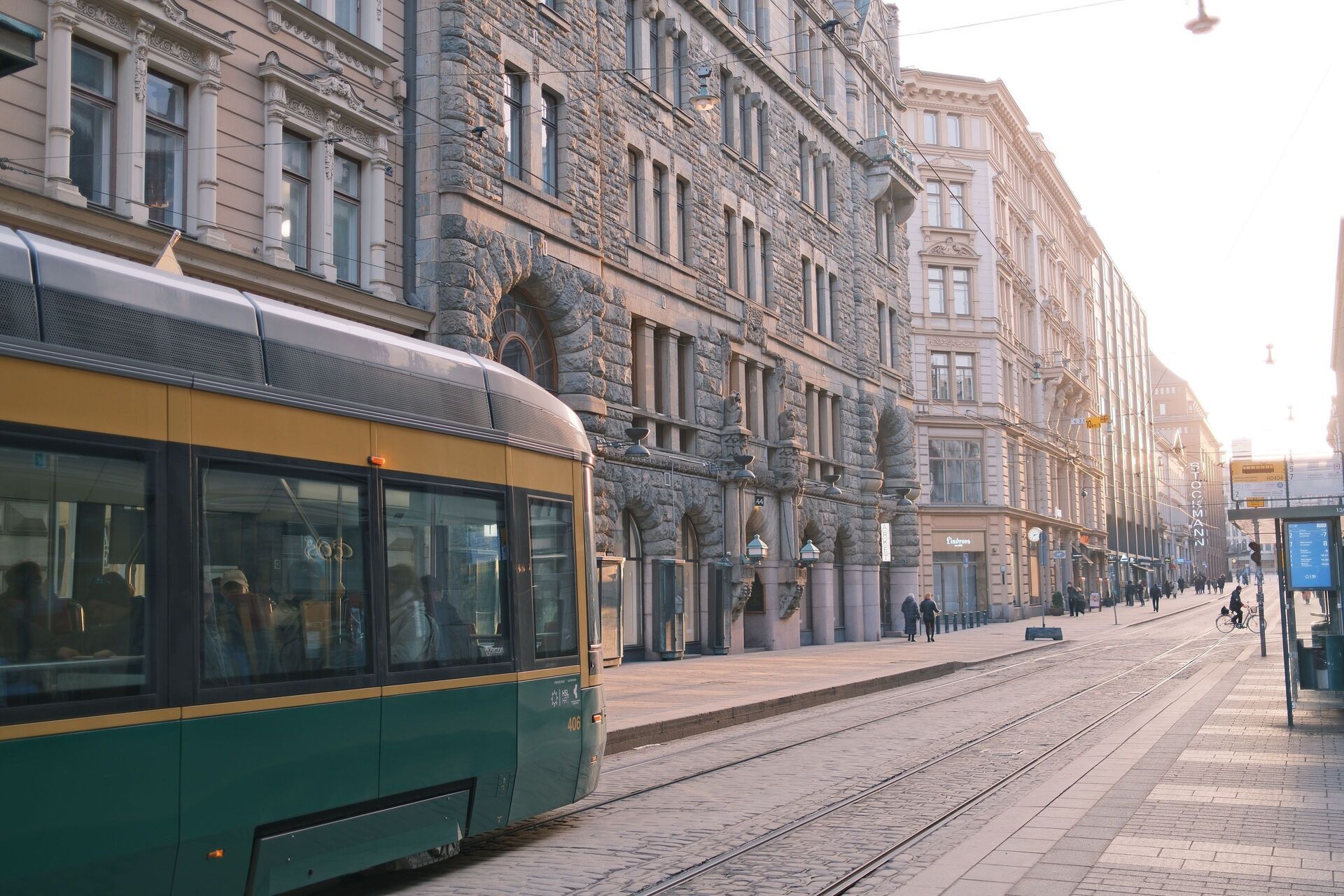 Helsingin arkkitehtuuria ilta-auringon valossa